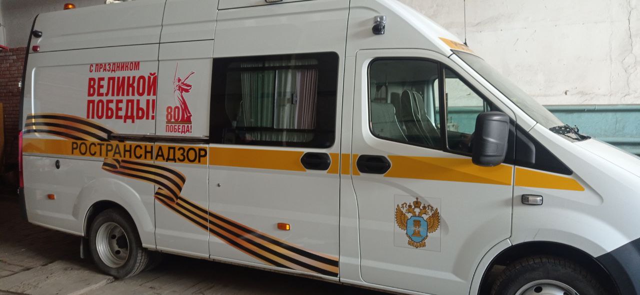 На служебные автомобили МТУ Ространснадзора по СФО нанесены официальные логотипы и символика 80-летия Победы в Великой Отечественной войне